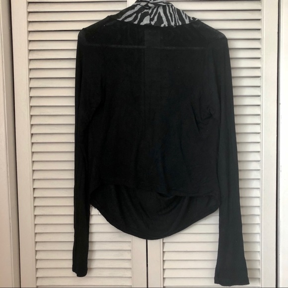 SOLD! Black Top w/ Zebra Pattern Collar, L - Picture 2 of 4